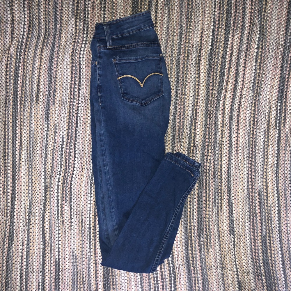 Levi dark wash skinny jeans size 25